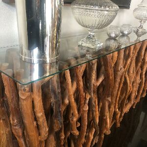 APARADOR EM MADEIRA DE RA&Iacute;ZES