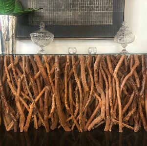 APARADOR EM MADEIRA DE RA&Iacute;ZES