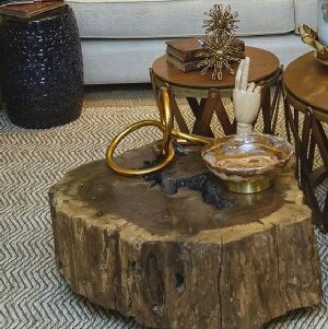 MESA DE CENTRO EM MADEIRA COM RODAS