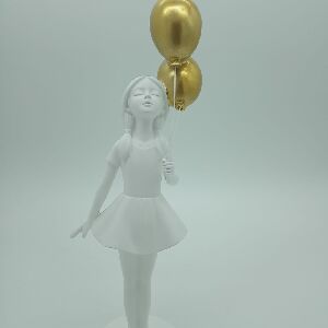  ESCULTURA EM RESINA BRANCA - MENINA COM BALAO DOURADO