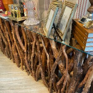 APARADOR EM MADEIRA GRAVETOS