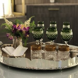 Bandeja cora&ccedil;&atilde;o m&eacute;dia prata com cord&atilde;o palha e fundo de madeira