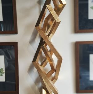 ESCULTURA DE PAREDE SERIE POLIEDRO 1074 122X25X25CM