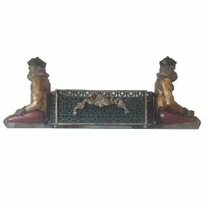 CENTRO DE MESA EM METAL COM MACACOS EM RESINA 29X17X72CM