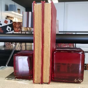 Aparador de Livros em Resina/Metal Bloco Duplo Polido