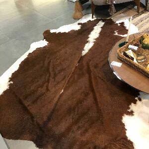 TAPETE PELE EM FORMATO NATURAL CARAM. BGA BRANCA