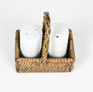 CONJUNTO DE SALEIRO E PIMENTEIRO COM SUP EM RATTAN GILI