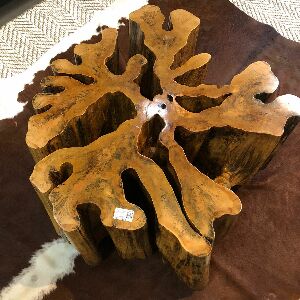 MESA DE CENTRO EM MADEIRA