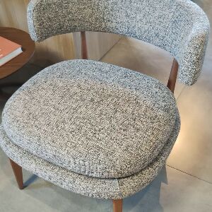 POLTRONA GUADALAJARA 72X77 TC FX F6232 BASE FIXA MAD VERNIZ CAJU