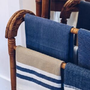 PORTA MANTA PINHO DE RIGA 68X20X84CM