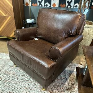 POLTRONA INGLESA LA PAZ PINH&Atilde;O C/ P&Eacute; ROD&Iacute;ZIO 85x90x90cm