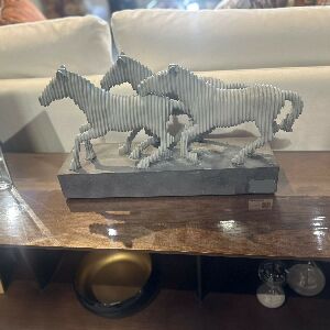ESCULTURA DE CAVALOS EM RESINA PRETA E CINZA SS0236