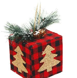 ENFEITE PARA PENDURAR PRESENTE COM PINHEIRO