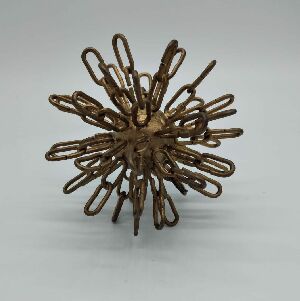 ESCULTURA PEQUENA REDONDA COM ELOS