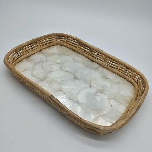 TRAVESSA EM MADREP&Eacute;ROLA COM BORDA EM RATTAN P