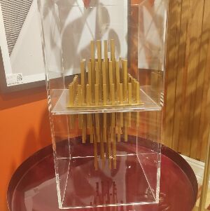 ESCULTURA RETANGULAR ACRILICO COM DOURADO